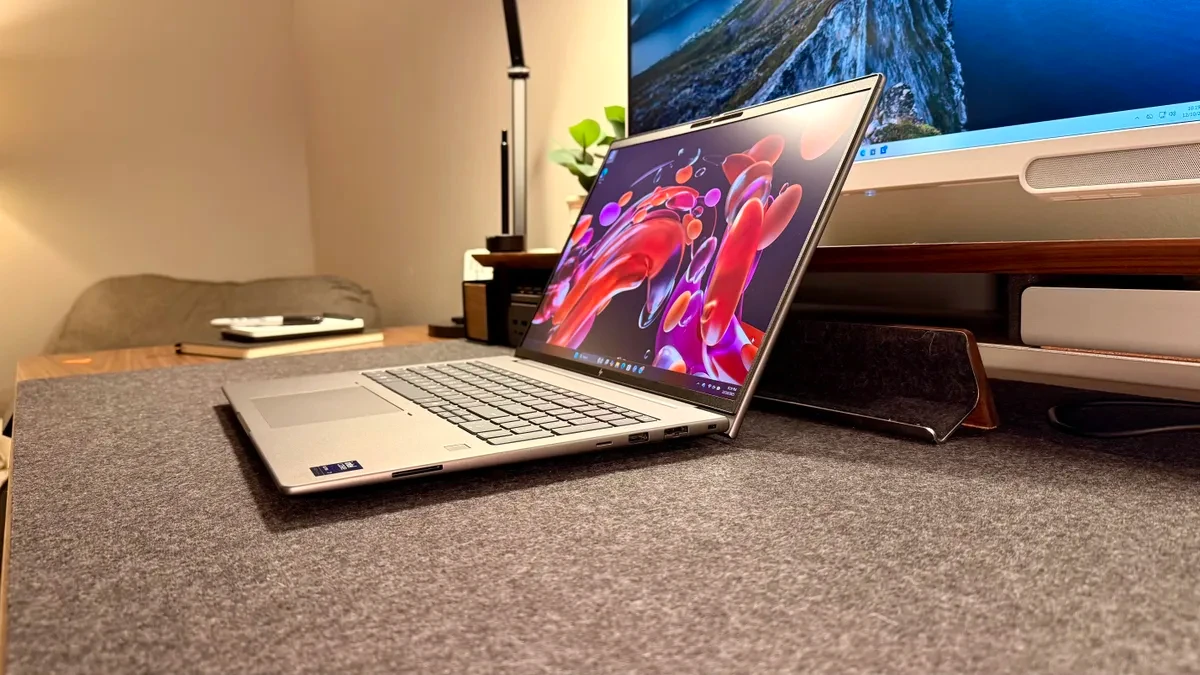 Góc nhìn từ trên xuống của HP ZBook G11 đang mở, thể hiện sự tinh tế và chuyên nghiệp.