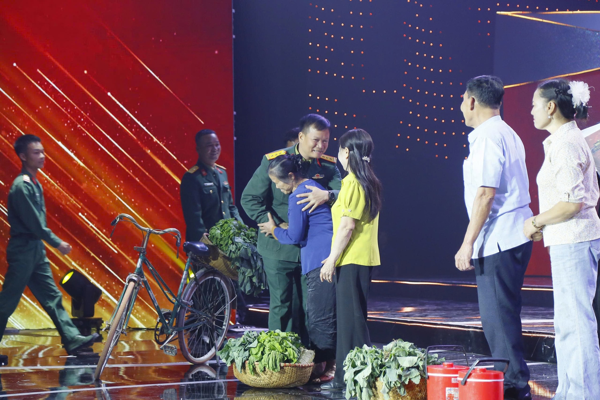 Cuộc gặp gỡ giữa người dân và chiến sĩ