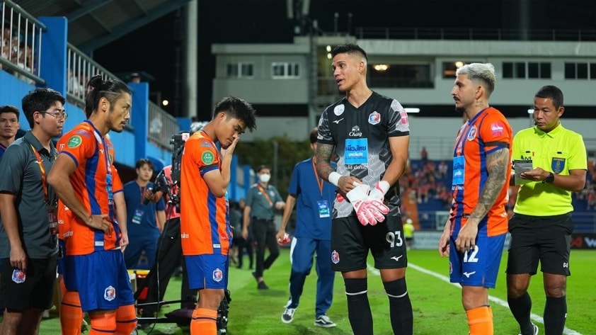 Sự cố của Port FC khiến bóng đá Thái Lan thêm u ám