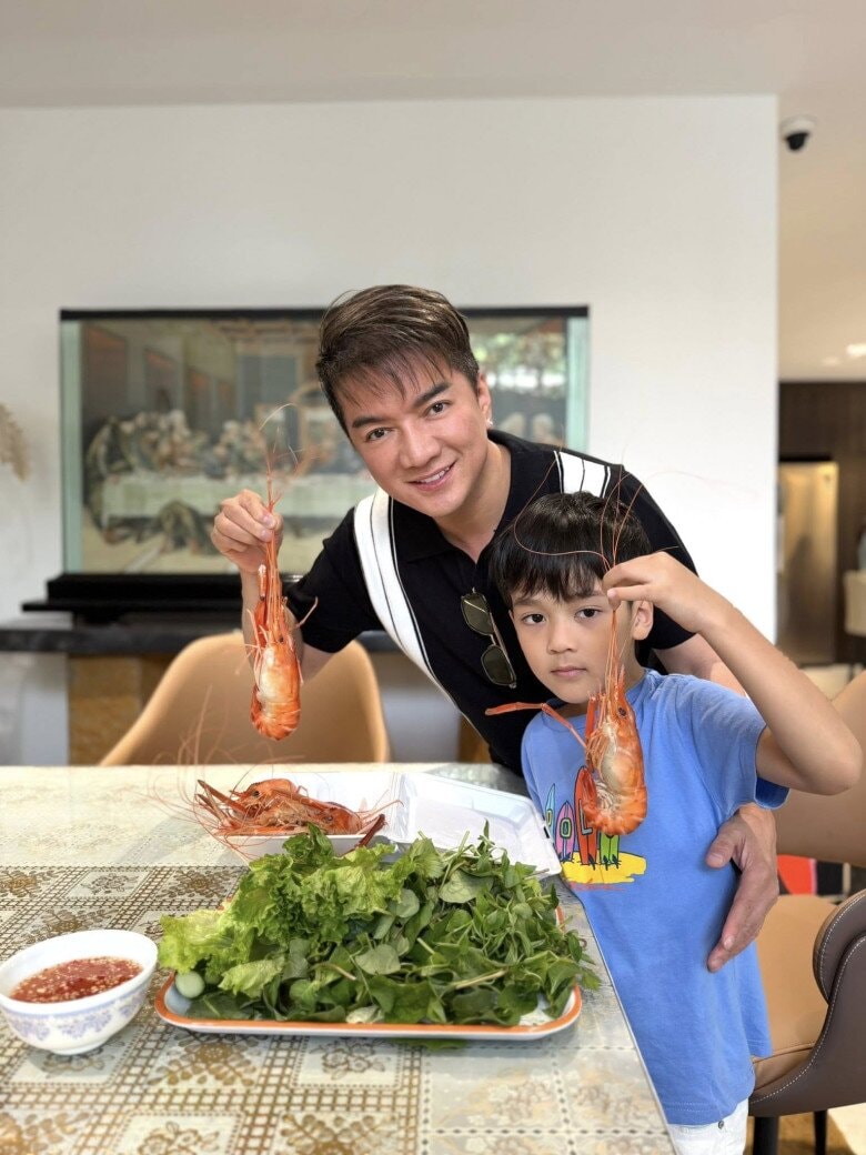 Sao Việt 24h: Lan Phương đăng ảnh mặt mộc trước gương, nhan sắc khiến nhiều người bình luận "khác lạ" - 14