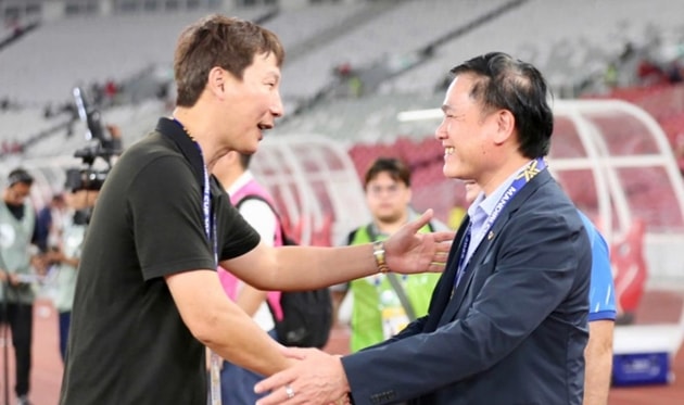 Huấn luyện viên Kim Sang-sik chưa bàn chuyện gia hạn với VFF.