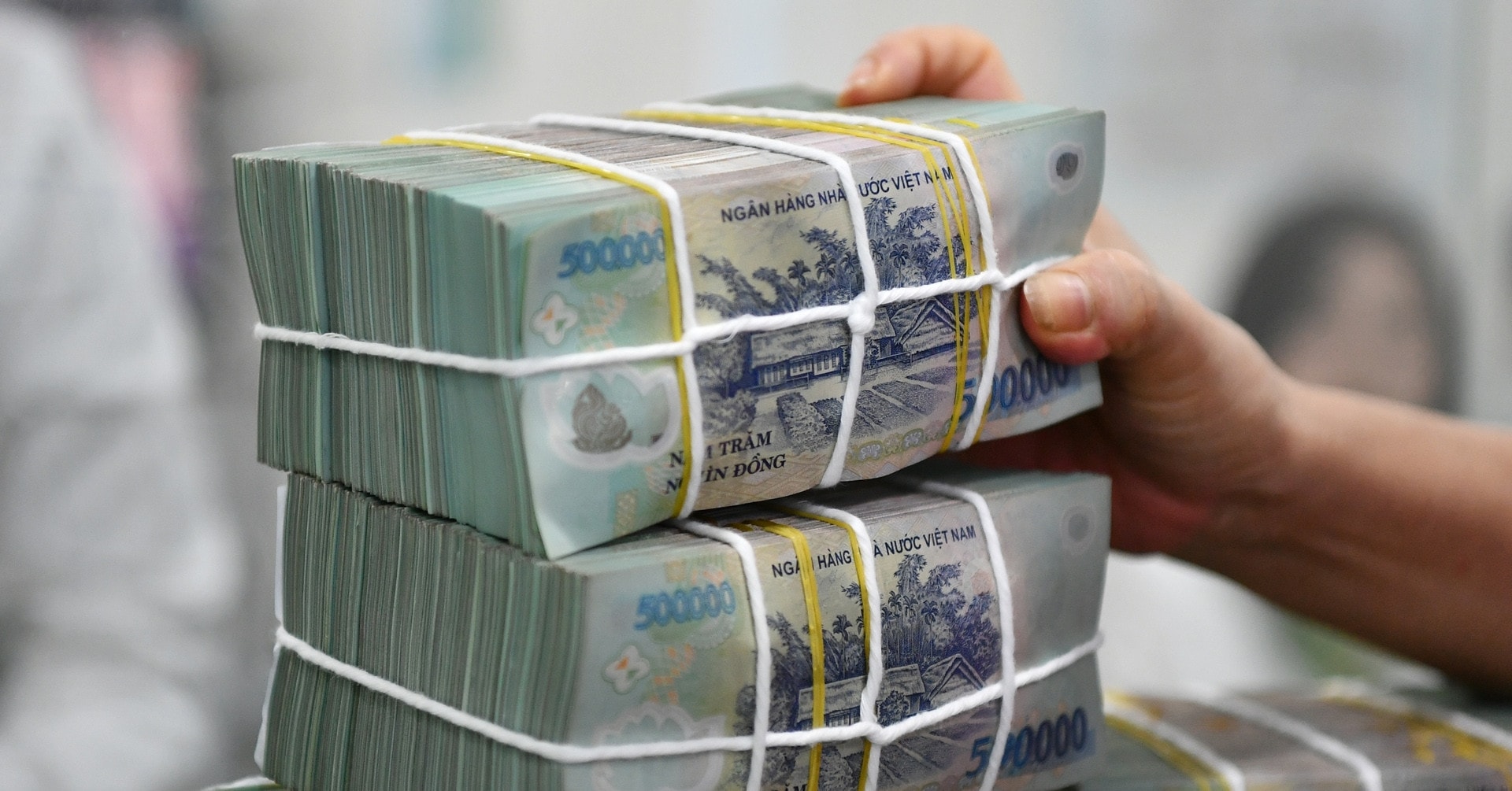 Giao dịch viên ngân hàng đang tư vấn cho khách hàng về các sản phẩm tài chính.