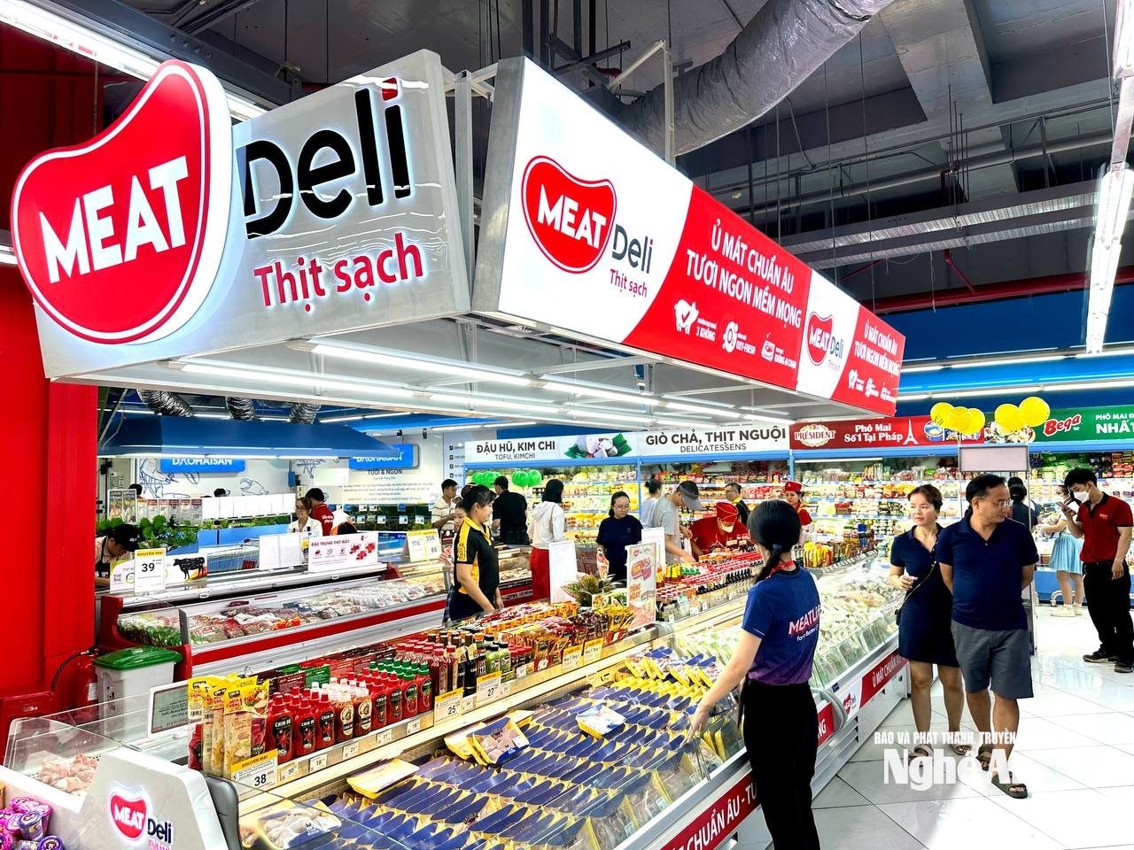 Khách hàng dễ dàng tìm thấy sản phẩm thịt ủ mát MEATDeli tại siêu thị WinMart. Ảnh: Phạm Vân