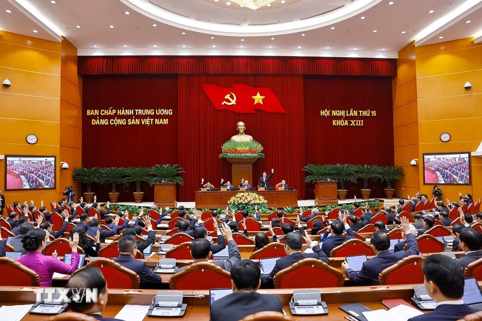 Các đại biểu biểu quyết thông qua chương trình Hội nghị lần thứ 15 Ban Chấp hành Trung ương Đảng khóa XIII. (Ảnh: Doãn Tấn/TTXVN)