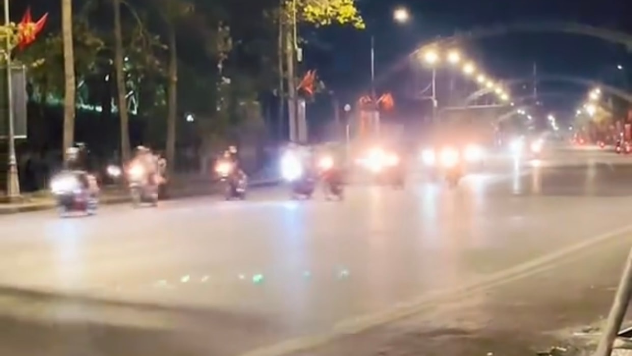 Trong bóng đêm, vài nhóm thanh, thiếu niên lao đi như xé gió. Ảnh: Vĩnh Hoàng