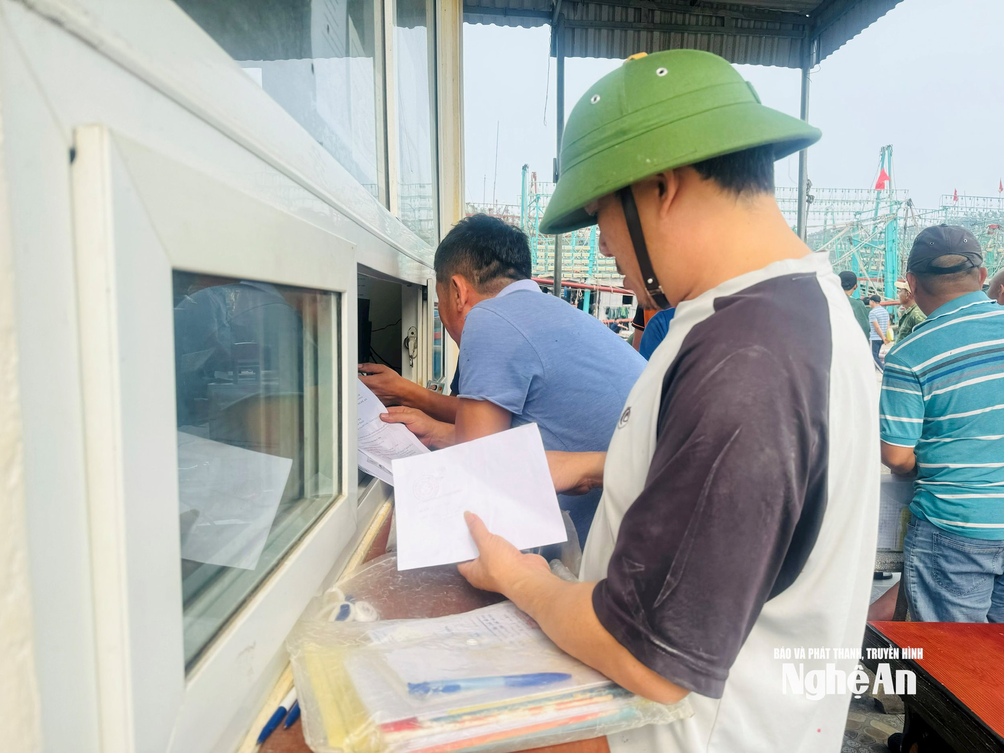 kiểm soát tàu ra vào tại cảng