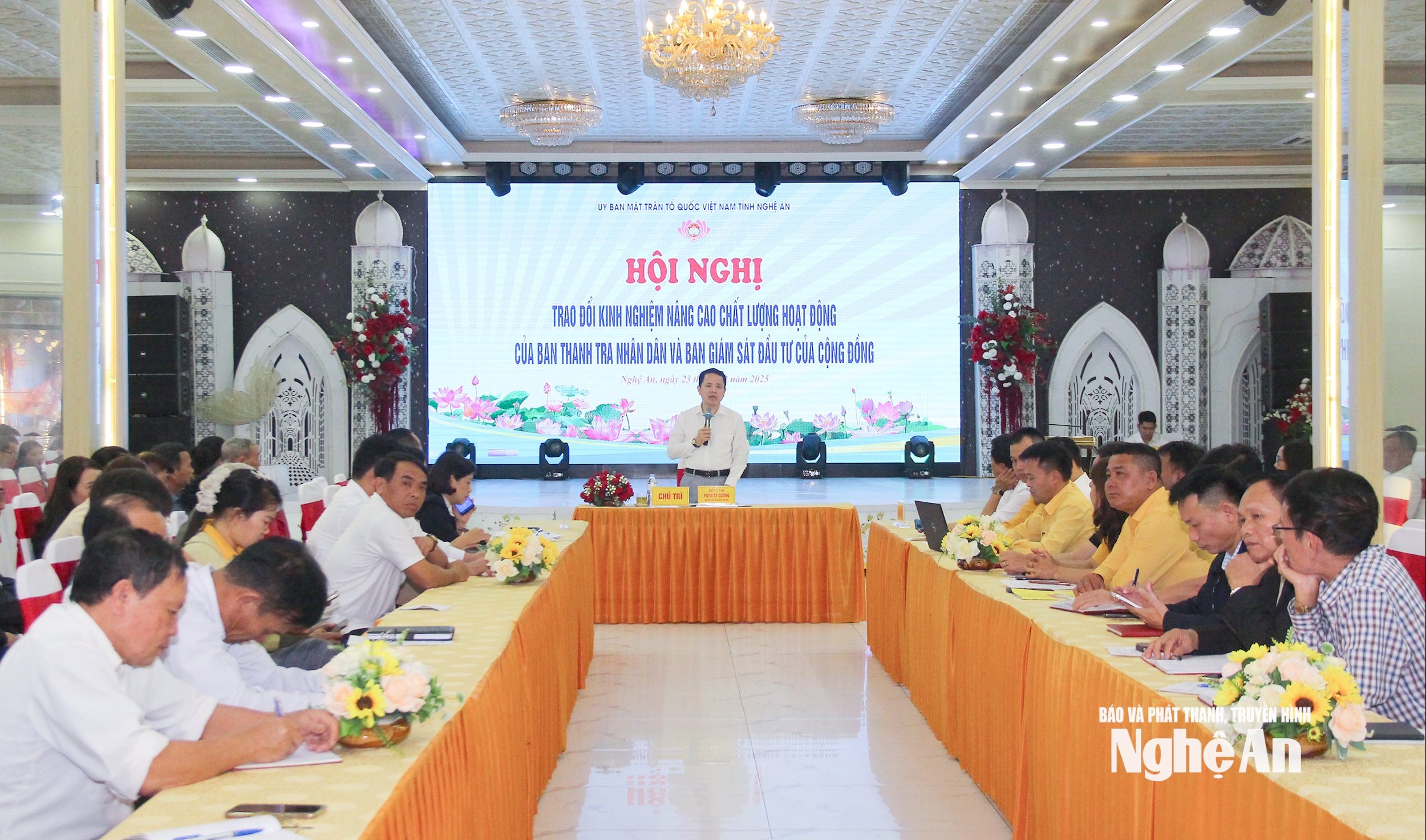 Hội nghị trao đổi kinh nghiệm nâng cao chất lượng hoạt động của Ban Thanh tra nhân dân và Ban giám sát đầu tư của cộng đồng. Ông Phan Sỹ Cường - Phó Chủ tịch Ủy ban MTTQ Việt Nam tỉnh chủ trì hội nghị. Ảnh: Mai Hoa