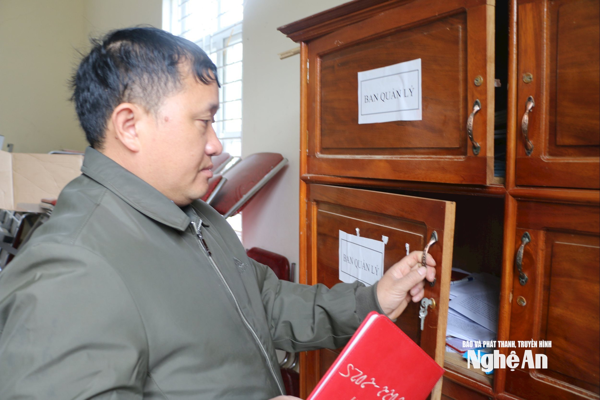 Bí thư Chi bộ kiêm Trưởng bản Hợp Thành Vừ Bá Xia tận tuỵ với việc Đảng, việc dân. Ảnh KL