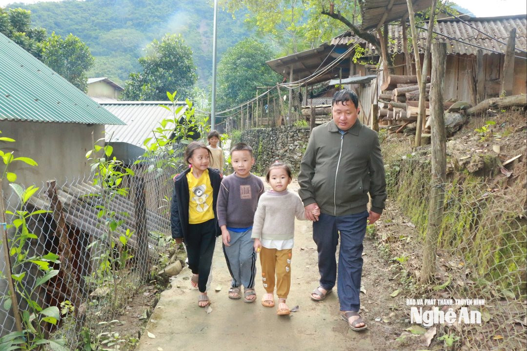 Bí thư Chi bộ kiêm Trưởng bản Vừ Bá Xia là người gần dân, trọng dân. Ảnh KL