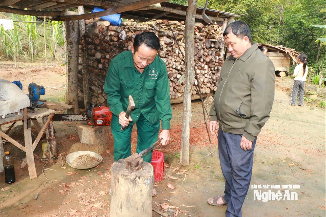 Bí thư Chi bộ kiêm Trưởng bản Vừ Bá Xia luôn động viên người dân giữ nghề truyền thống. Ảnh KL