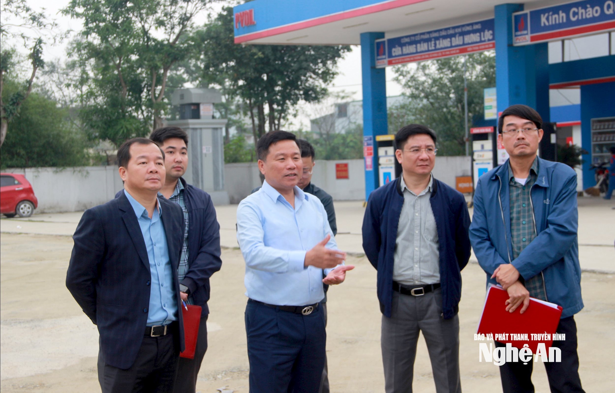 Đoàn công tác kiểm tra dự án nâng cấp đường Hải Thượng Lãn Ông. Ảnh: Quang