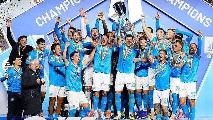 Các cầu thủ Napoli nâng cao Cúp Vô địch