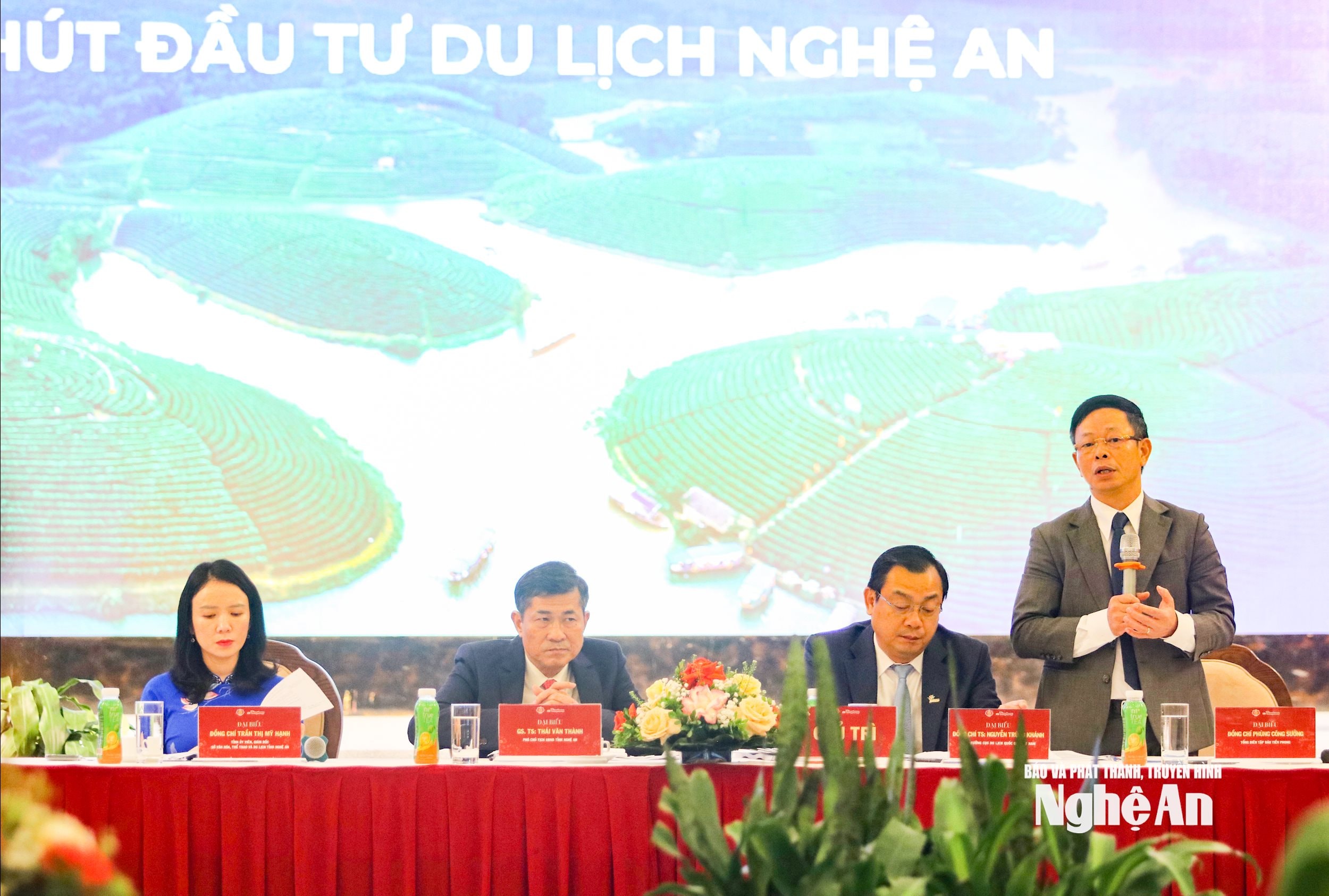 Các đồng chí chủ trì Hội thảo. Ảnh: Minh Quân