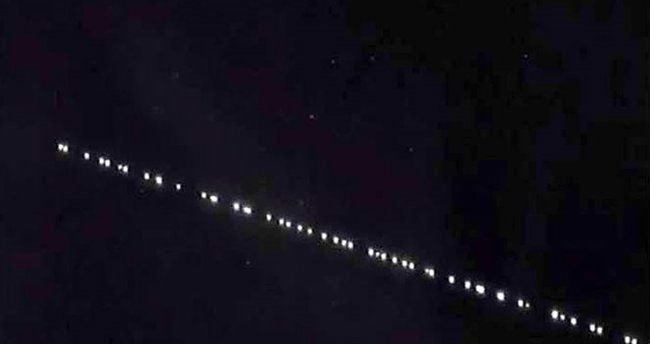 Dàn vệ tinh Starlink được nhìn thấy trên bầu trời đêm