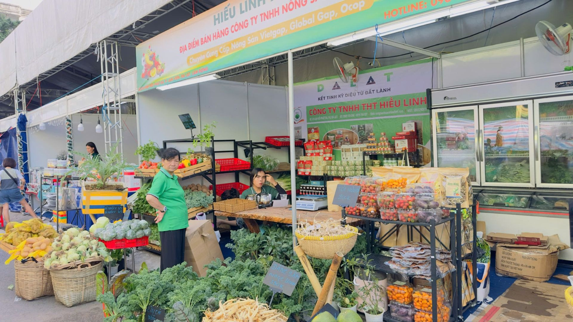 Các gian hàng trưng bày sản phẩm đa dạng tại Phiên chợ nông sản vùng miền – Bình Đông.
