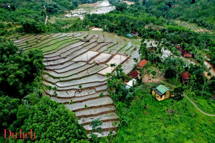 Các tầng ruộng bậc thang ôm theo sườn núi