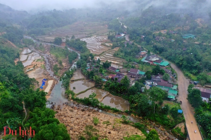 Ruộng bậc thang nằm sát bản làng ở Sơn Tây Thượng