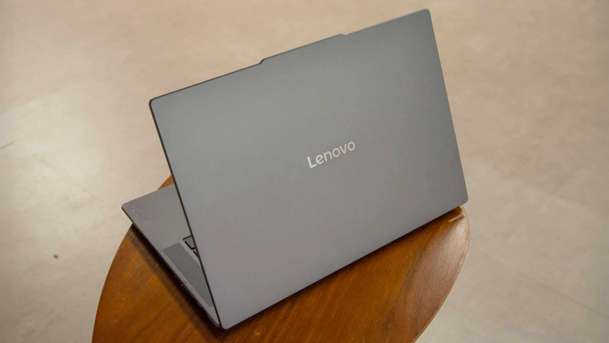 Thiết kế tổng thể của Lenovo Yoga Slim 7i Gen 9 Aura Edition.