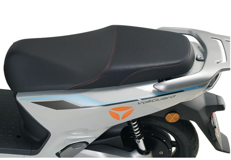 Yên xe Yadea Voltguard P-L được thiết kế dày và chia hai tầng cho người lái và người ngồi sau.