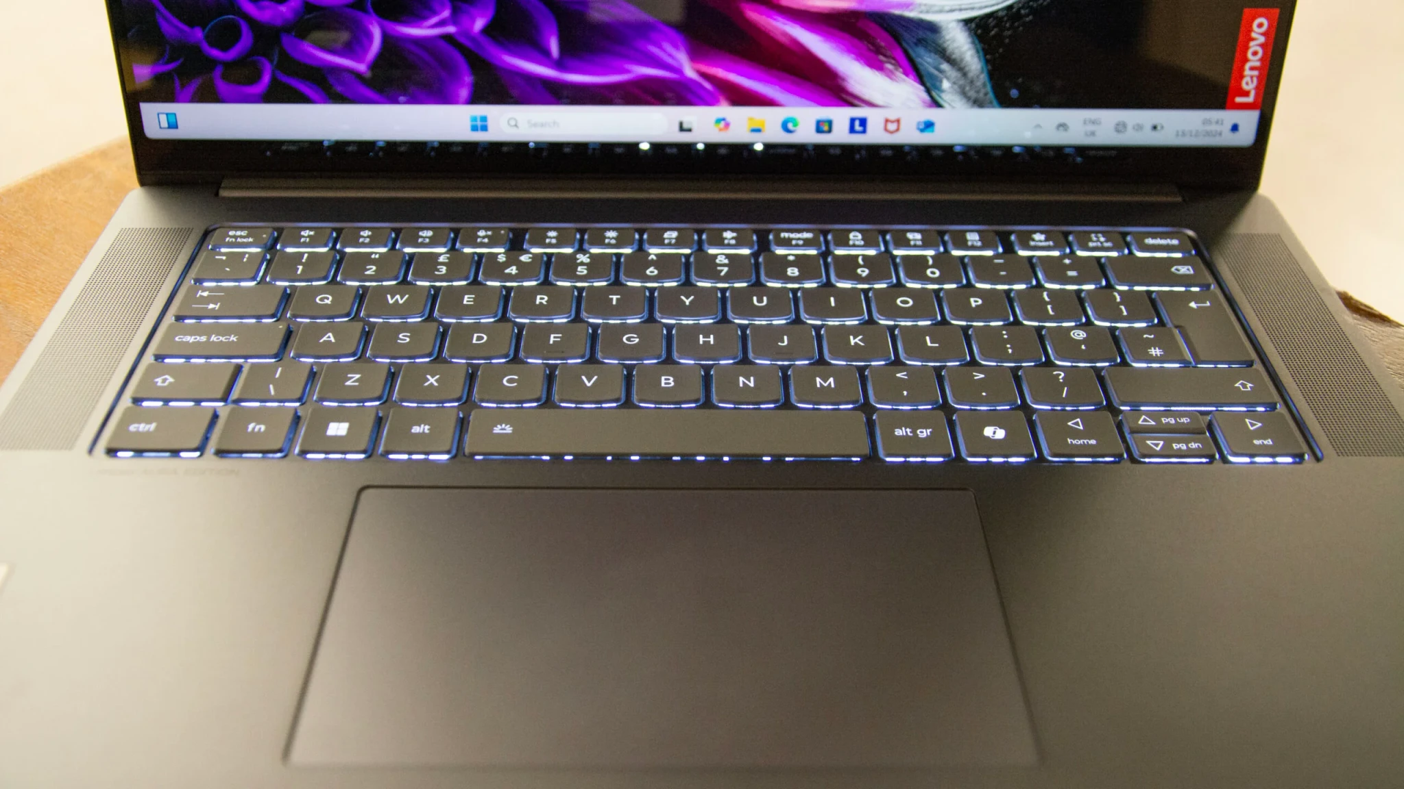 Bàn phím của Lenovo Yoga Slim 7i Gen 9 cho trải nghiệm gõ phím xuất sắc.