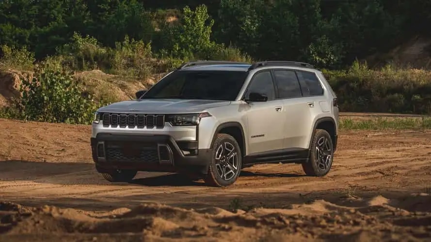 Jeep Cherokee 2026 màu trắng đang di chuyển trên đường