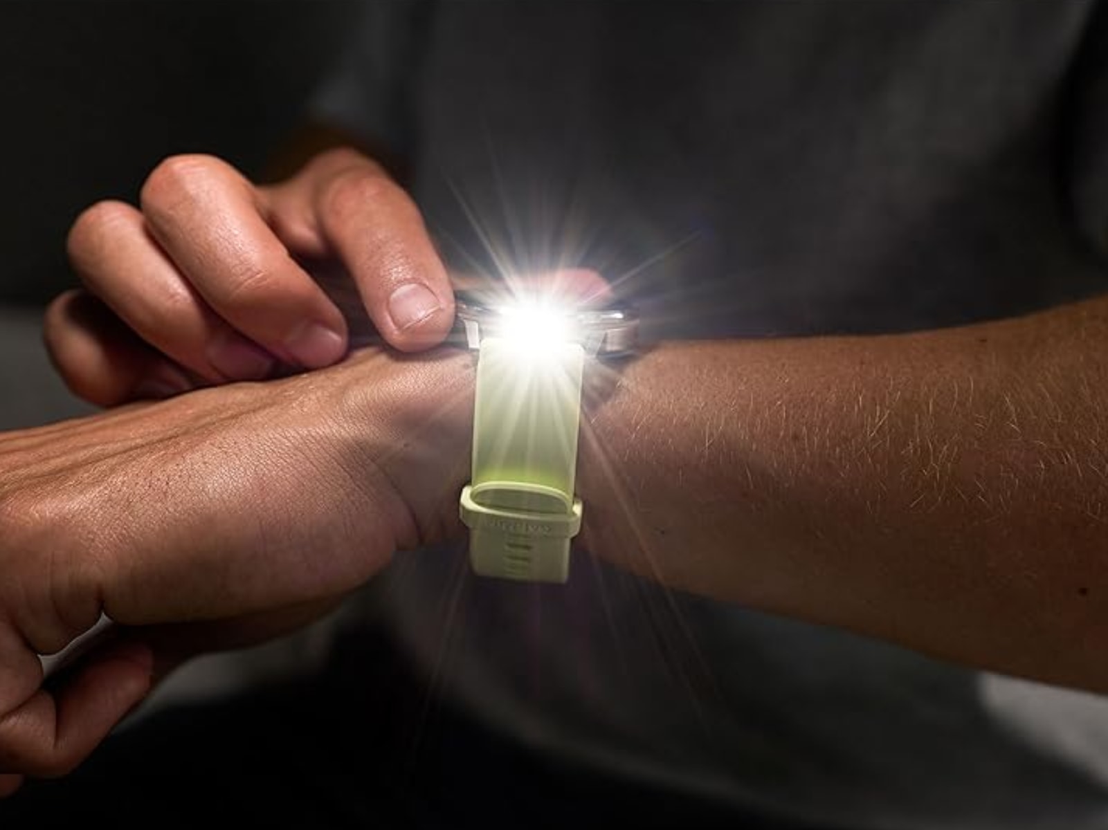 Venu 4 có đèn pin LED tích hợp, không giống như nhiều đồng hồ thông minh thể thao khác của Garmin.