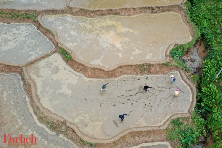 Các lớp ruộng bậc thang xếp tầng trên sườn núi