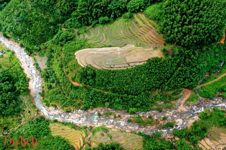 Cận cảnh mặt ruộng bậc thang đầy nước