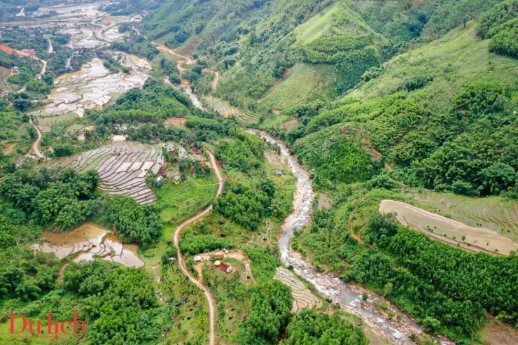 Ruộng bậc thang ôm trọn triền đồi ở Sơn Tây Thượng