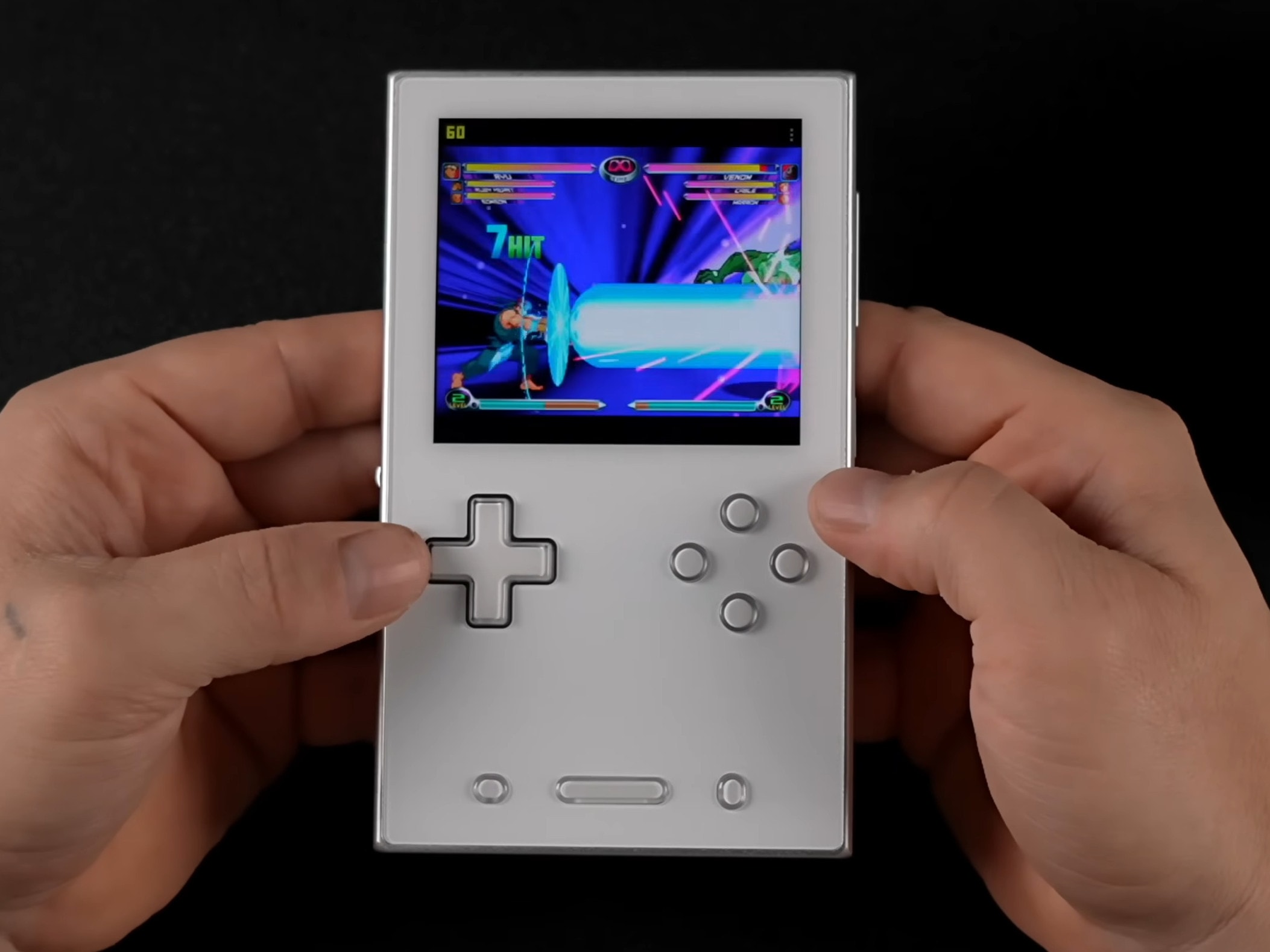 Ayaneo Pocket Vert có thiết kế giống Game Boy với bốn nút bấm, hai bàn rê cảm ứng, các nút vai, D-Pad chuyên cho game đối kháng và cấu hình mạnh mẽ.