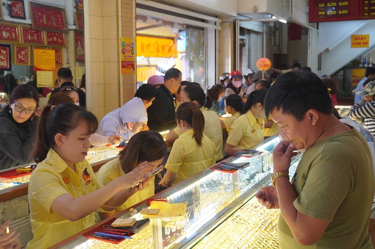 Giá vàng cập nhật trưa 24/12: Giá vàng miếng vàng nhẫn trong nước, mức giá vàng thế giới cao nhất hôm nay bao nhiêu