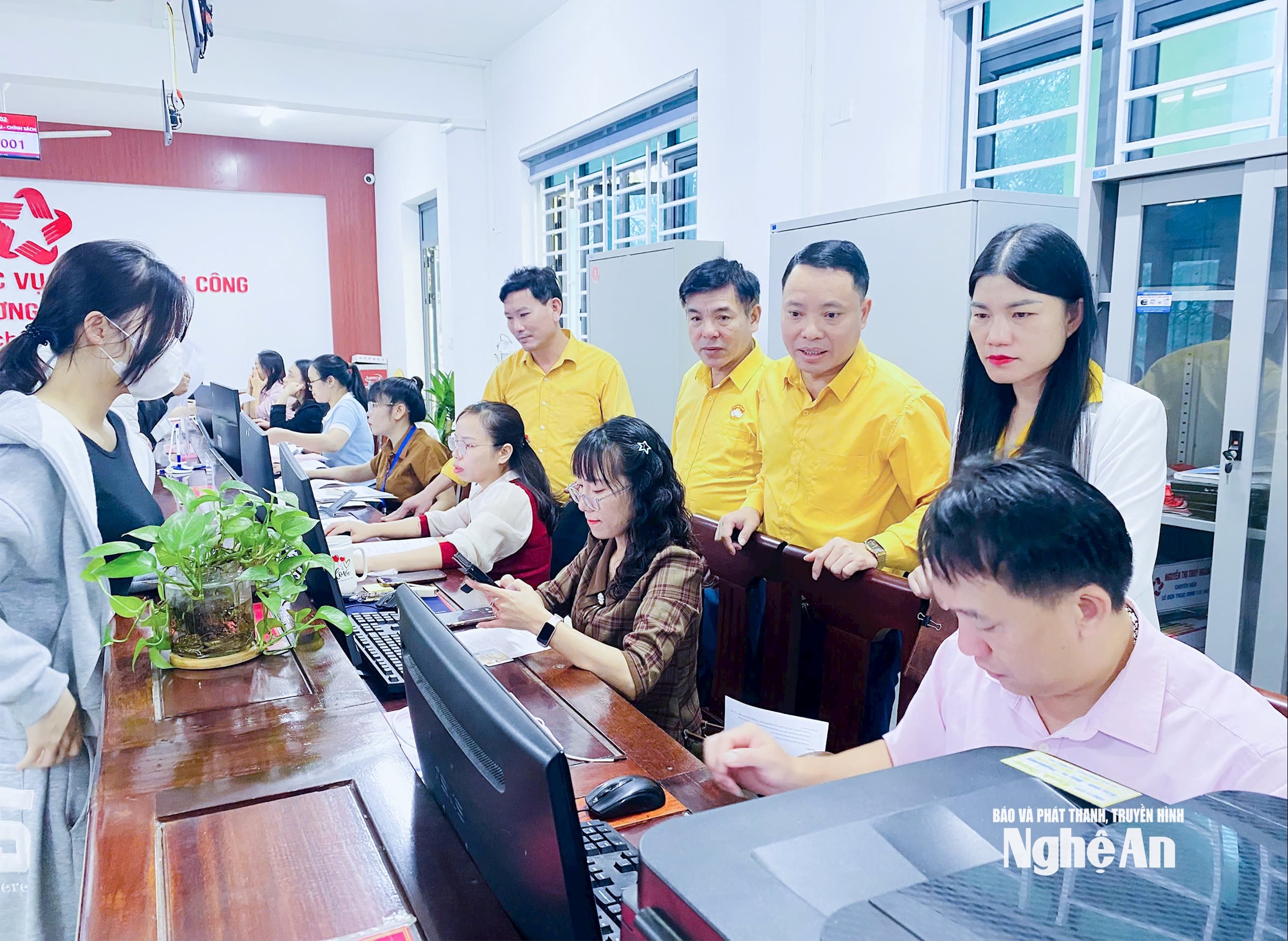  Cán bộ MTTQ phường Cửa Lò giám sát công tác chuyển đổi số và thực hiện dich vụ công trực tuyến. Ảnh Mai Hoa