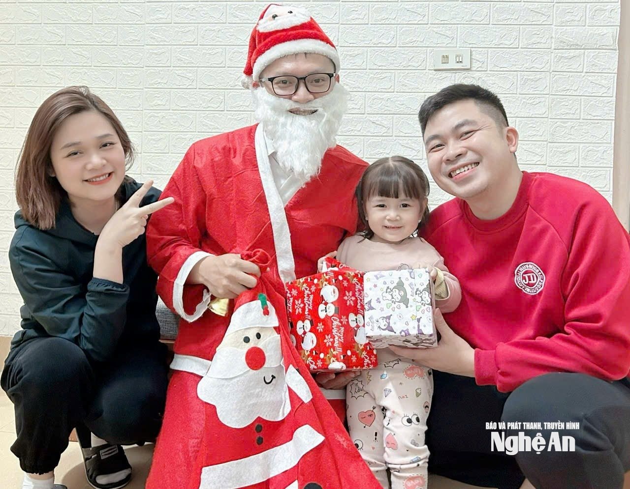 Việc trao quà thông qua hình ảnh ông già Noel khiến món quà trở nên bất ngờ, sinh động và giàu cảm xúc hơn. Ảnh: T.P