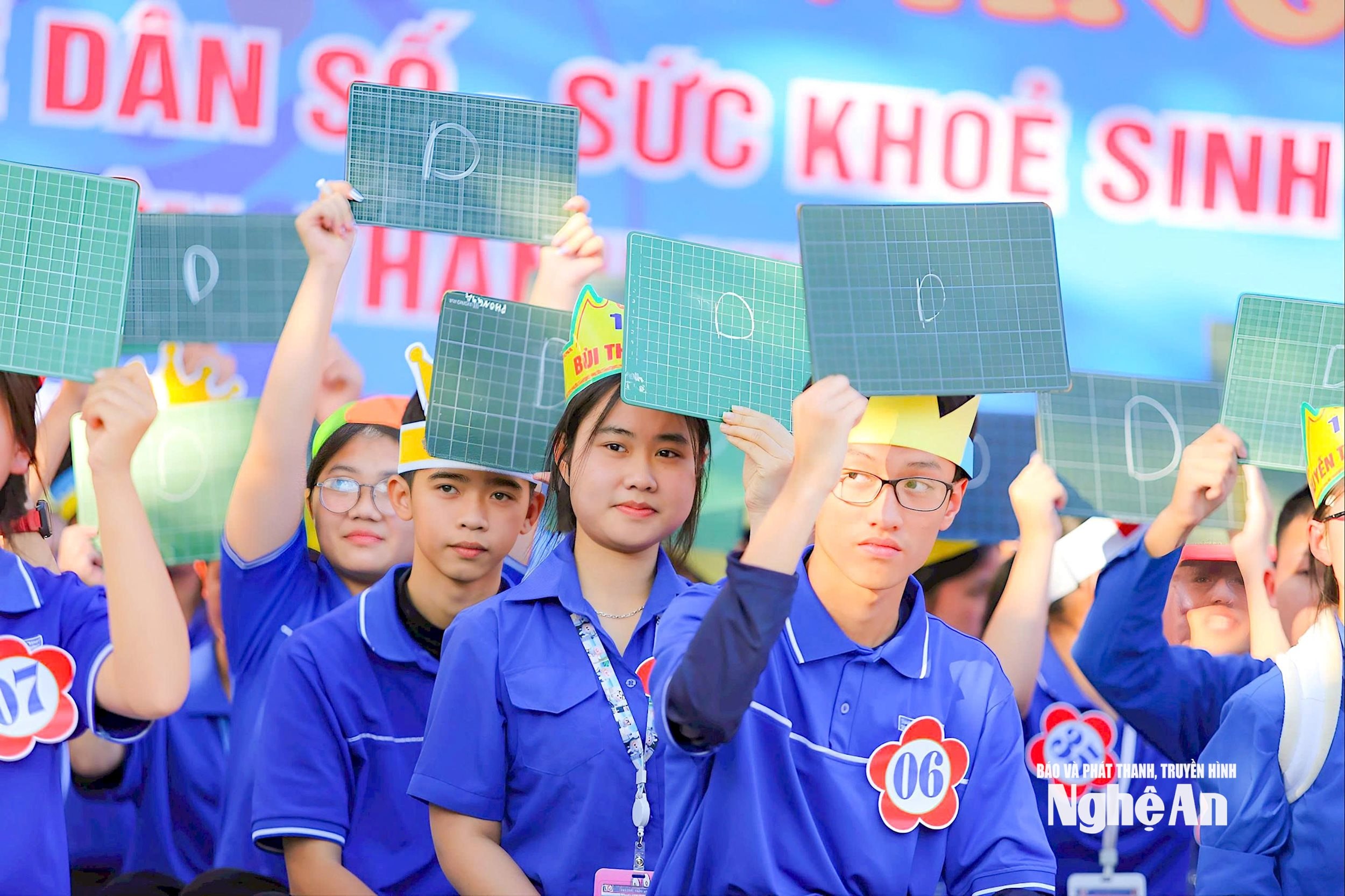 Học sinh Trường THPT Anh Sơn 1 tìm hiểu cuộc thi Rung chuông vàng kiến thức về Sức khỏe sinh sản