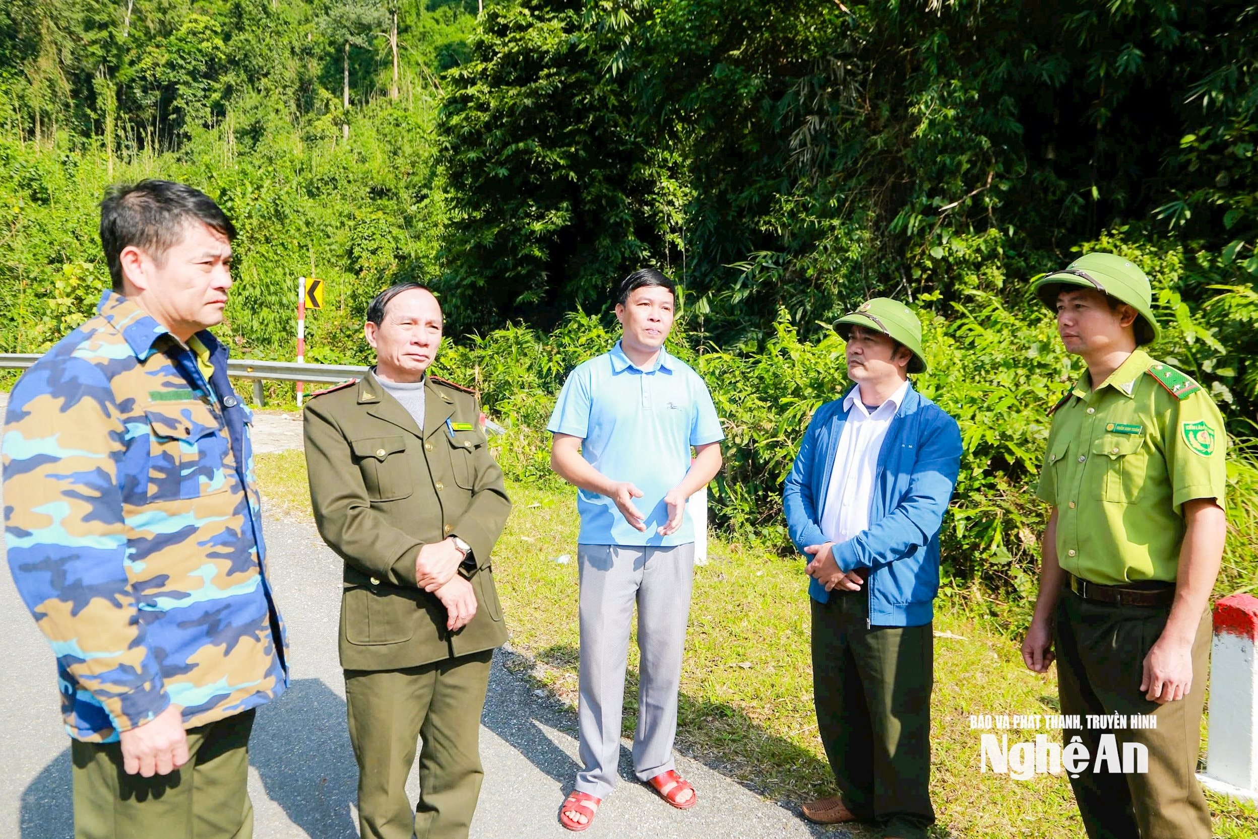 Ông Nguyễn Văn Hiếu (thứ 2, phải sang) cùng Trạm Bảo vệ rừng Thông Thụ nắm bắt tình hình công tác bảo vệ rừng từ cán bộ cơ sở bản Mường Piệt. Ảnh Vĩnh Hoàng