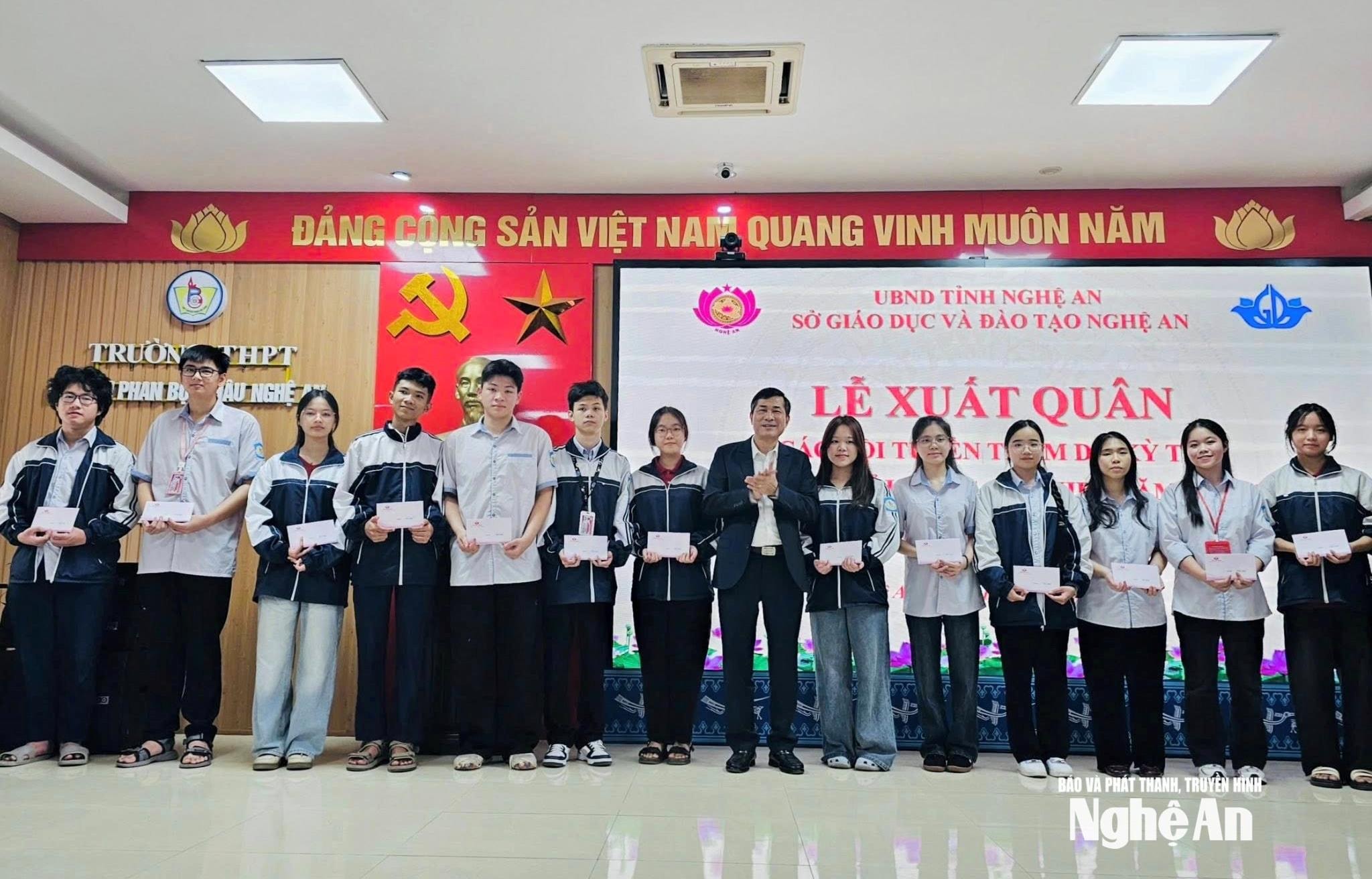 bna_pho-chu-tich-ubnd-tinh-thai-van-thanh-trao-qua-cho-cac-hoc-sinh-tham-du-ky-thi-hoc-sinh-gioi-quoc-gia-cua-truong-thpt-chuyen-phan-boi-chau.-anh-pv(1).jpeg