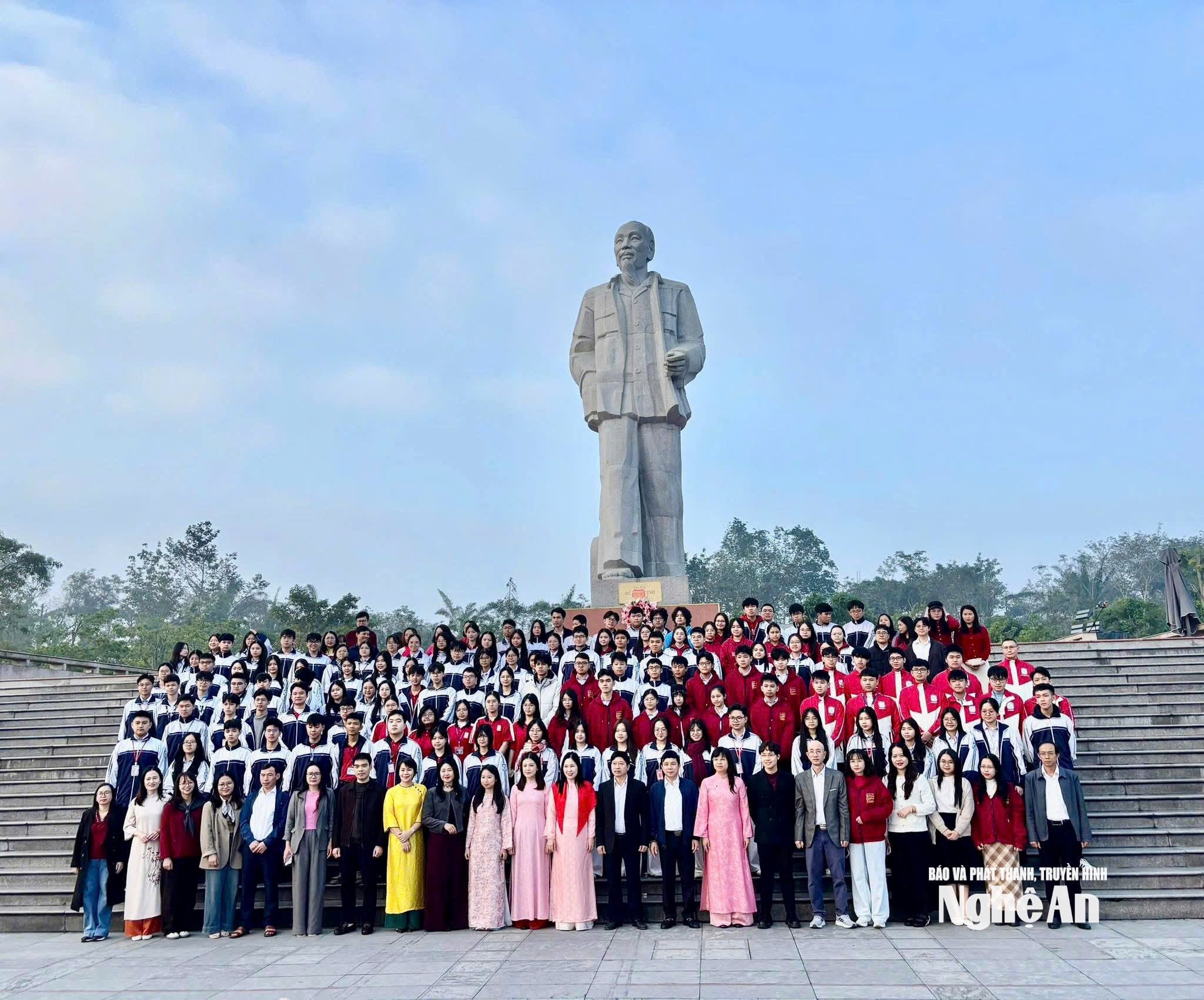 Tập thể giáo viên và học sinh Trường THPT chuyên Phan Bội Châu tham dự Kỳ thi học sinh giỏi quốc gia năm 2026. Ảnh: P.V