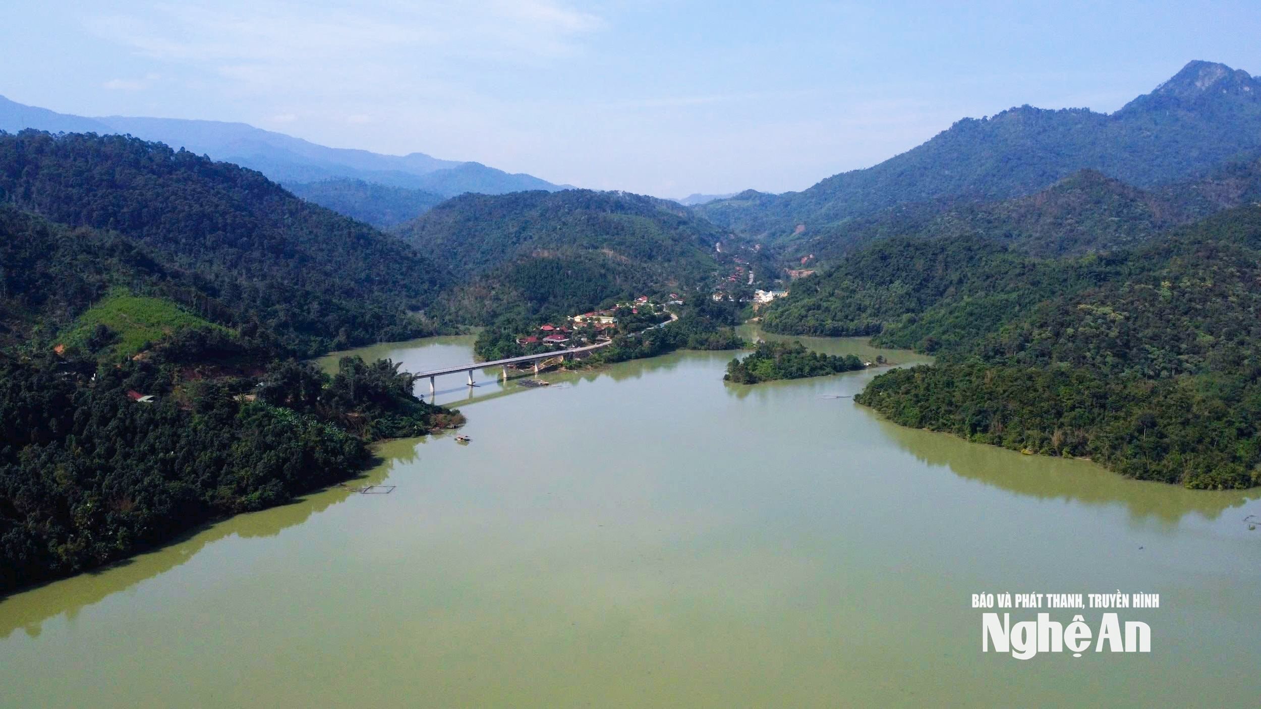 Trung tâm xã Thông Thụ nhìn từ lòng hồ thủy điện Hủa Na. Ảnh Vĩnh Hoàng