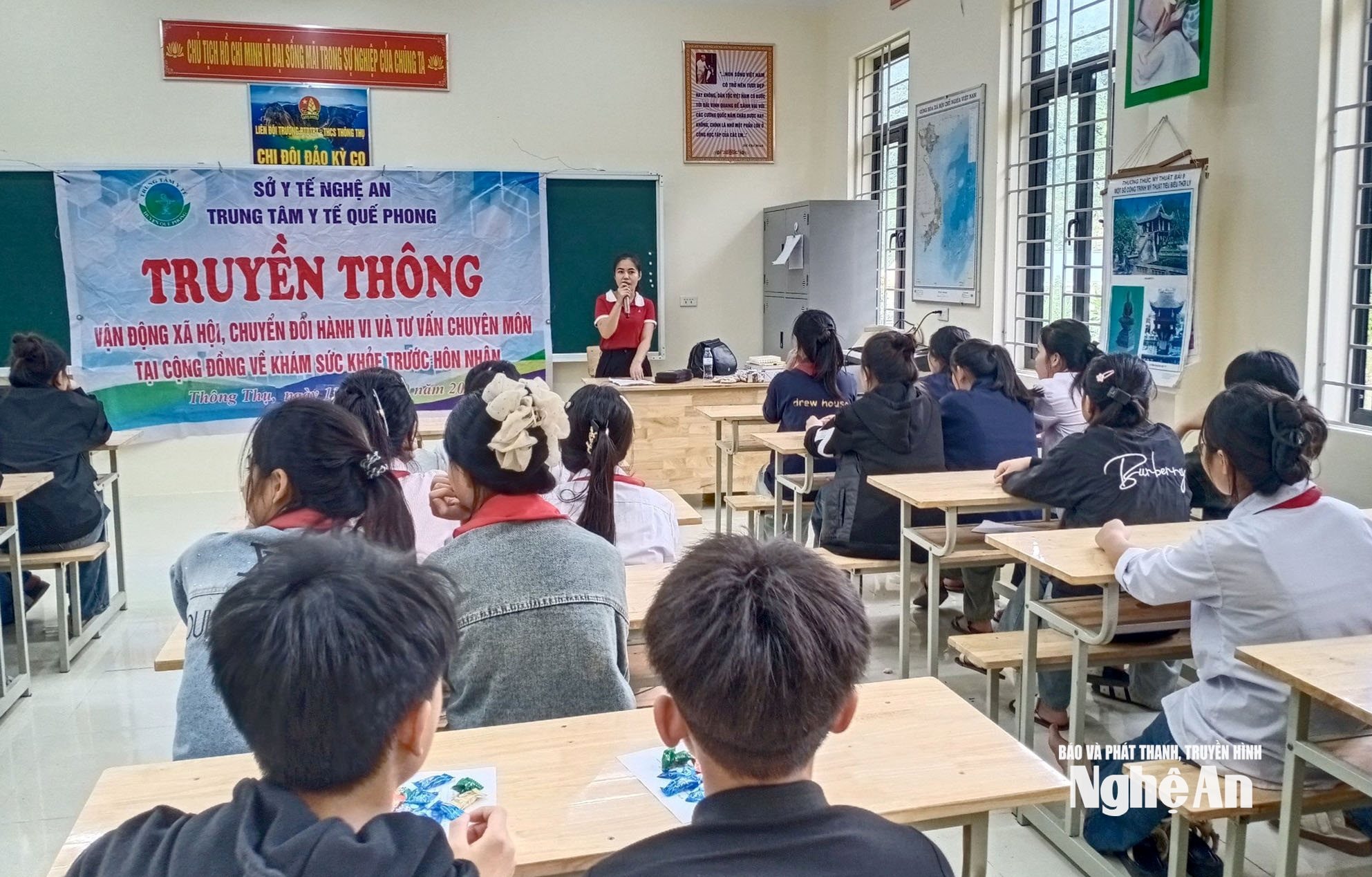 Trung tâm y tế Quế phong truyền thông về khám sức khỏe tiền hôn nhân cho học sinh trên địa bàn xã Thông Thụ. Ảnh - Mỹ Hà