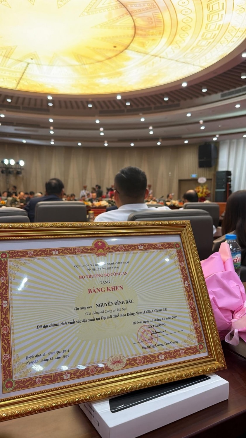 Đình Bắc nhận bằng khen từ Bộ trưởng Bộ Công an