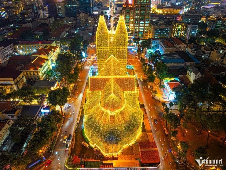 Nhà thờ Đức Bà ở phường Sài Gòn trang trí đèn Giáng sinh