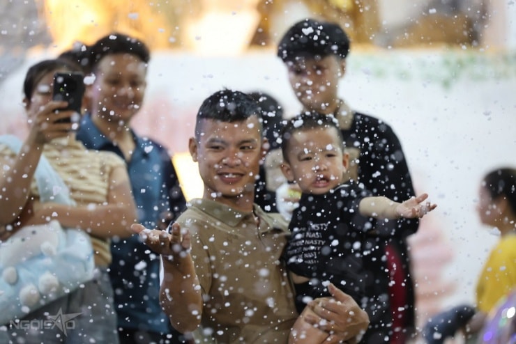 Ngắm 'tuyết' rơi và cây thông kết từ 3.000 nón lá ở Đồng Nai - 5