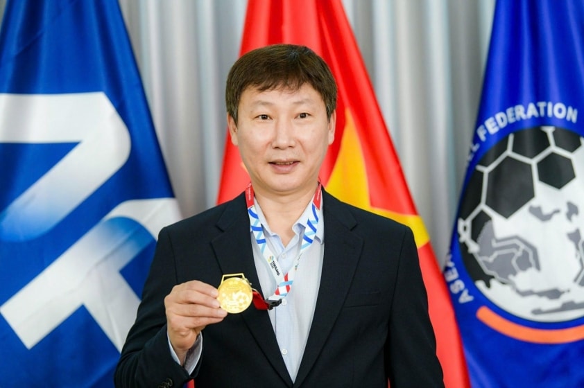 HLV Kim Sang Sik chính thức được trao HCV SEA Games