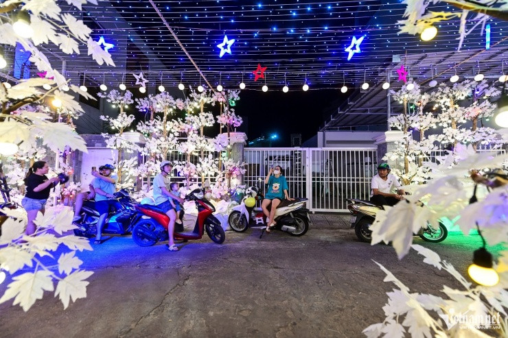 Con đường trong xóm đạo TPHCM trang trí Giáng sinh