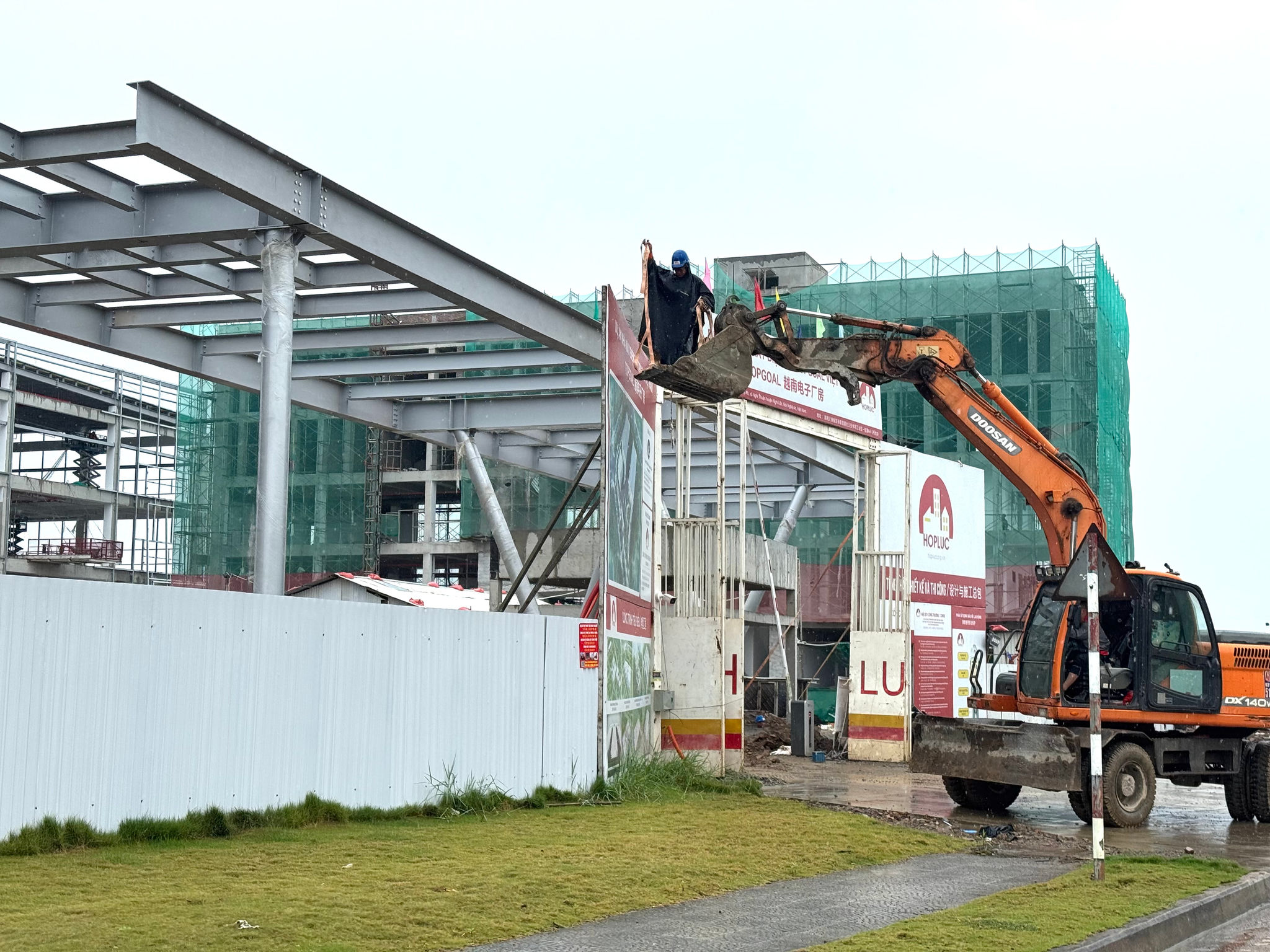 Doanh nghiệp lắp đặt nhà xưởng tại KCN WHA Nghệ An 2. Ảnh Nguyễn Hải