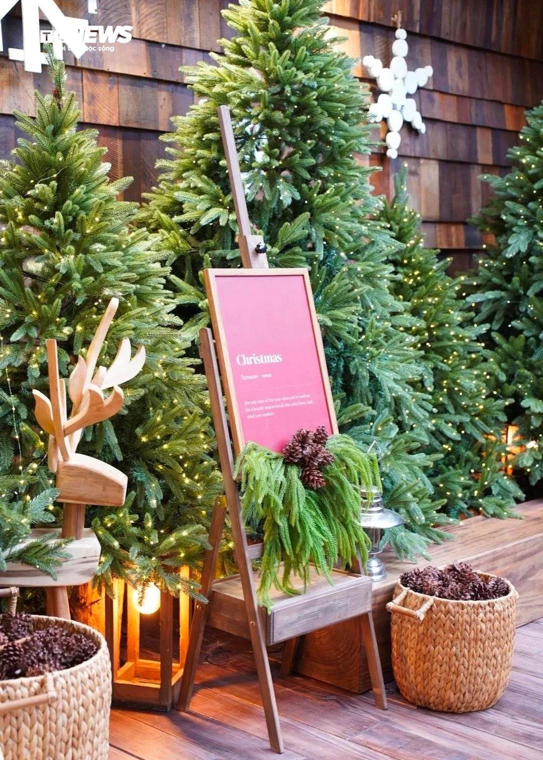 ホーチミン市のショップやレストランはクリスマスの雰囲気で明るく飾られ、若者たちがチェックインに集まっている - 18