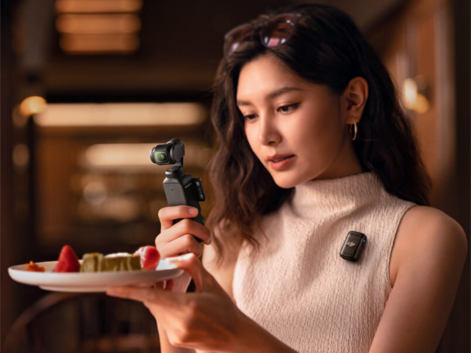 Osmo FrameTap có thể hỗ trợ dòng Osmo Pocket 4 trong việc căn chỉnh khung hình. Ảnh minh họa là Osmo Pocket 3.