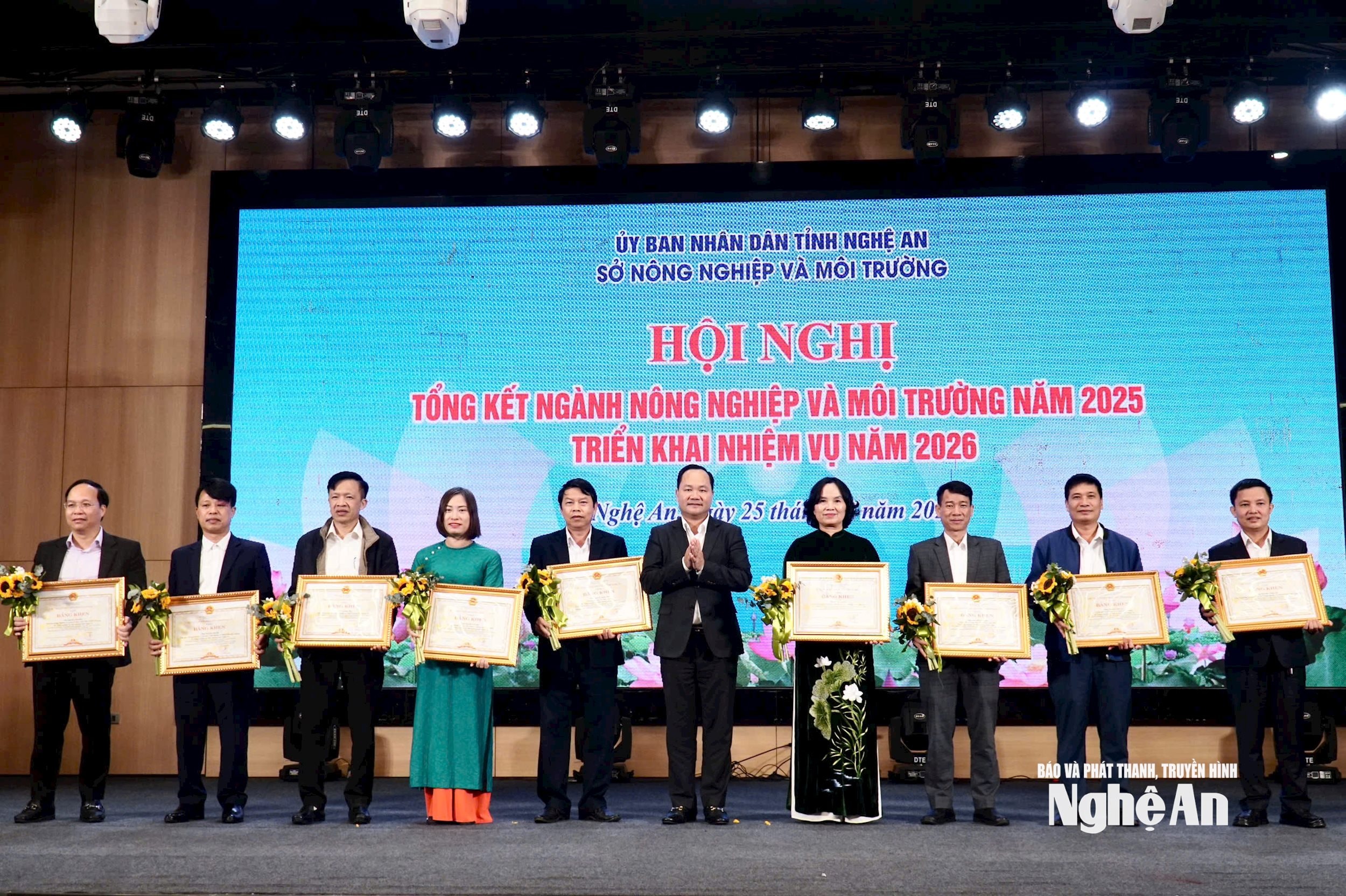 Các cá nhân nhận ba