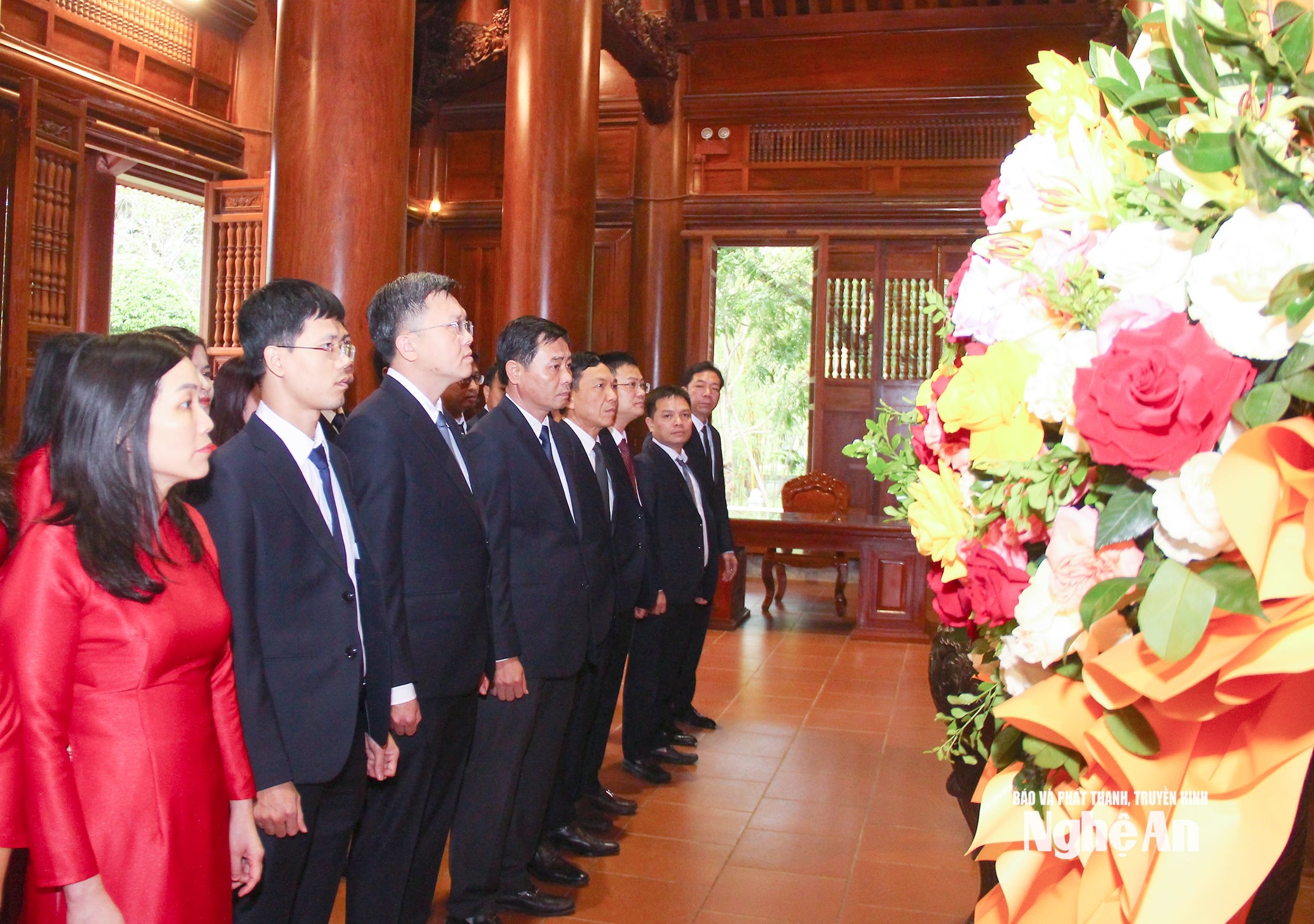  Các đại biểu làm lễ tưởng niệm Chủ tịch Hồ Chí Minh. Ảnh- Mai Hoa