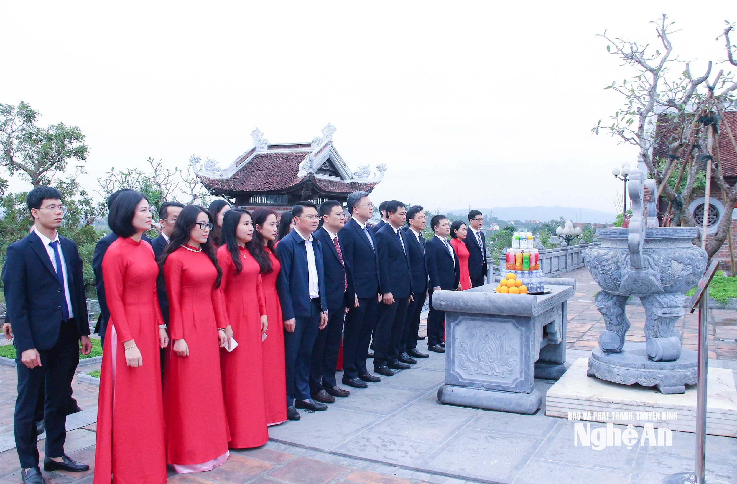 Lãnh đạo, cán bộ, công chức Ban Nội chính Tỉnh uỷ làm lễ tưởng niệm gia tiên của Chủ tịch Hồ Chí Mnh tại đền Chung Sơn. Ảnh: Mai Hoa